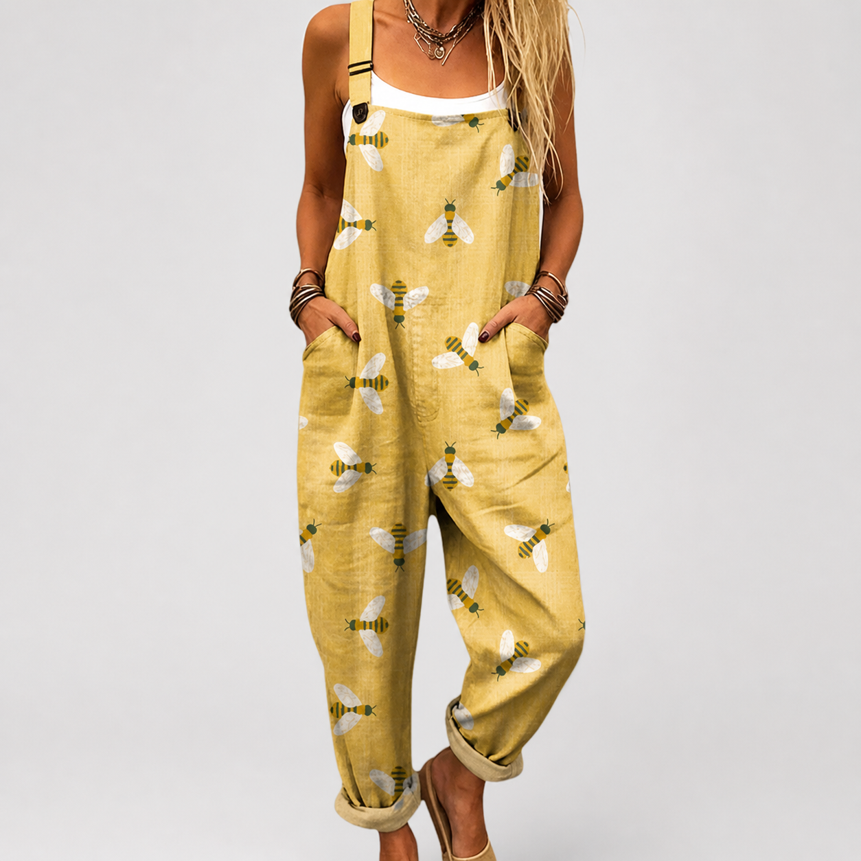 Salopette de mujer amarilla con estampado de abejas, tirantes y bolsillo frontal