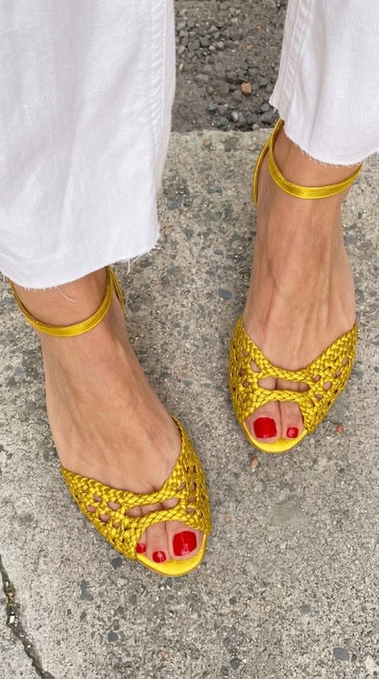 Sandalias intrecciadas amarillas con punta abierta y pulsera al tobillo