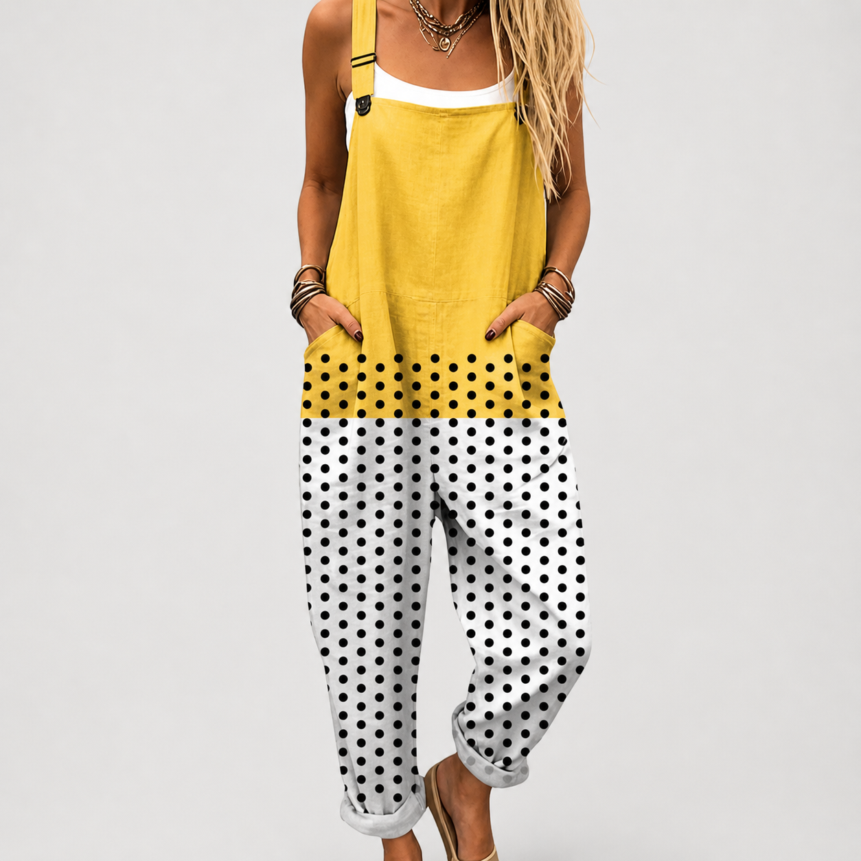 Salopette de mujer con tirantes, peto amarillo y pantalón blanco con lunares negros