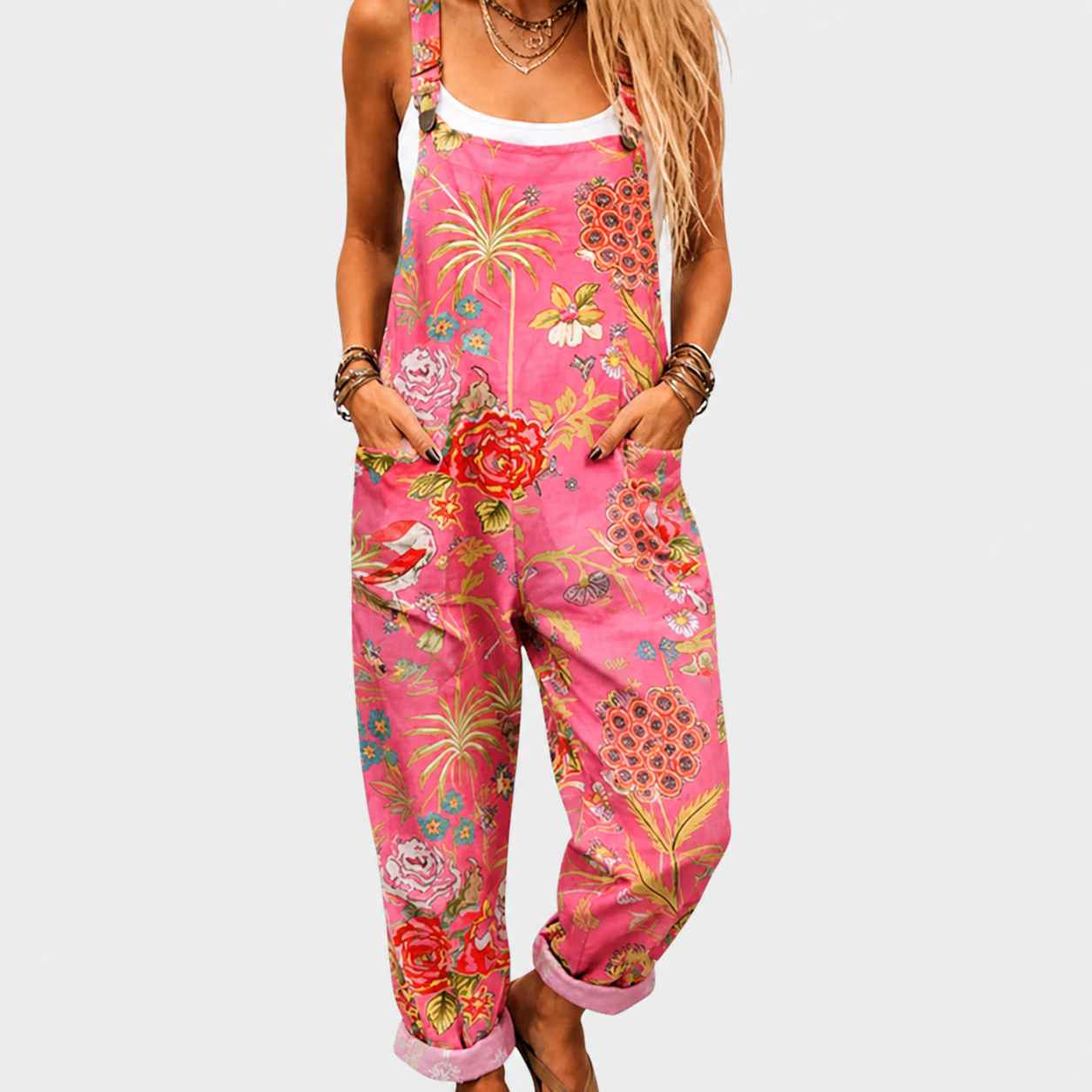 Salopette de mujer estampada tropical rosa con peto y tirantes anchos