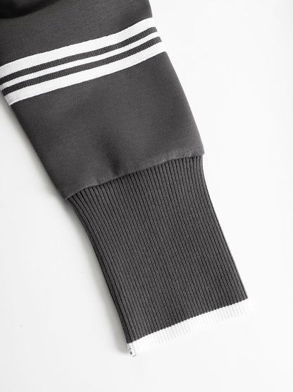 Pantalón de punto acanalado gris oscuro con ribete de rayas blancas en la cintura