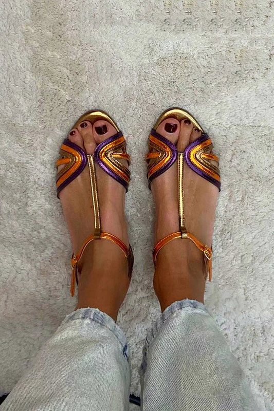 Sandalias tipo T-bar con tiras moradas y doradas sobre cuero color miel