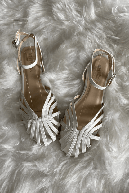 Sandalias Vittoria joya blancas con tiras y pulsera al tobillo, acabado brillante