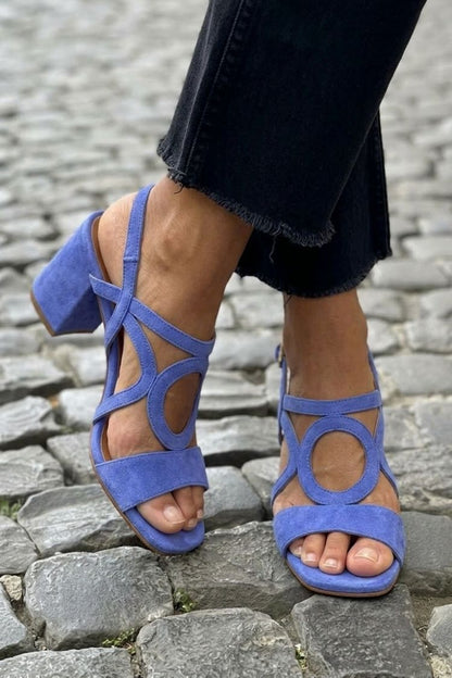 Sandalias de verano de tiras azules con pulsera al tobillo y puntera abierta