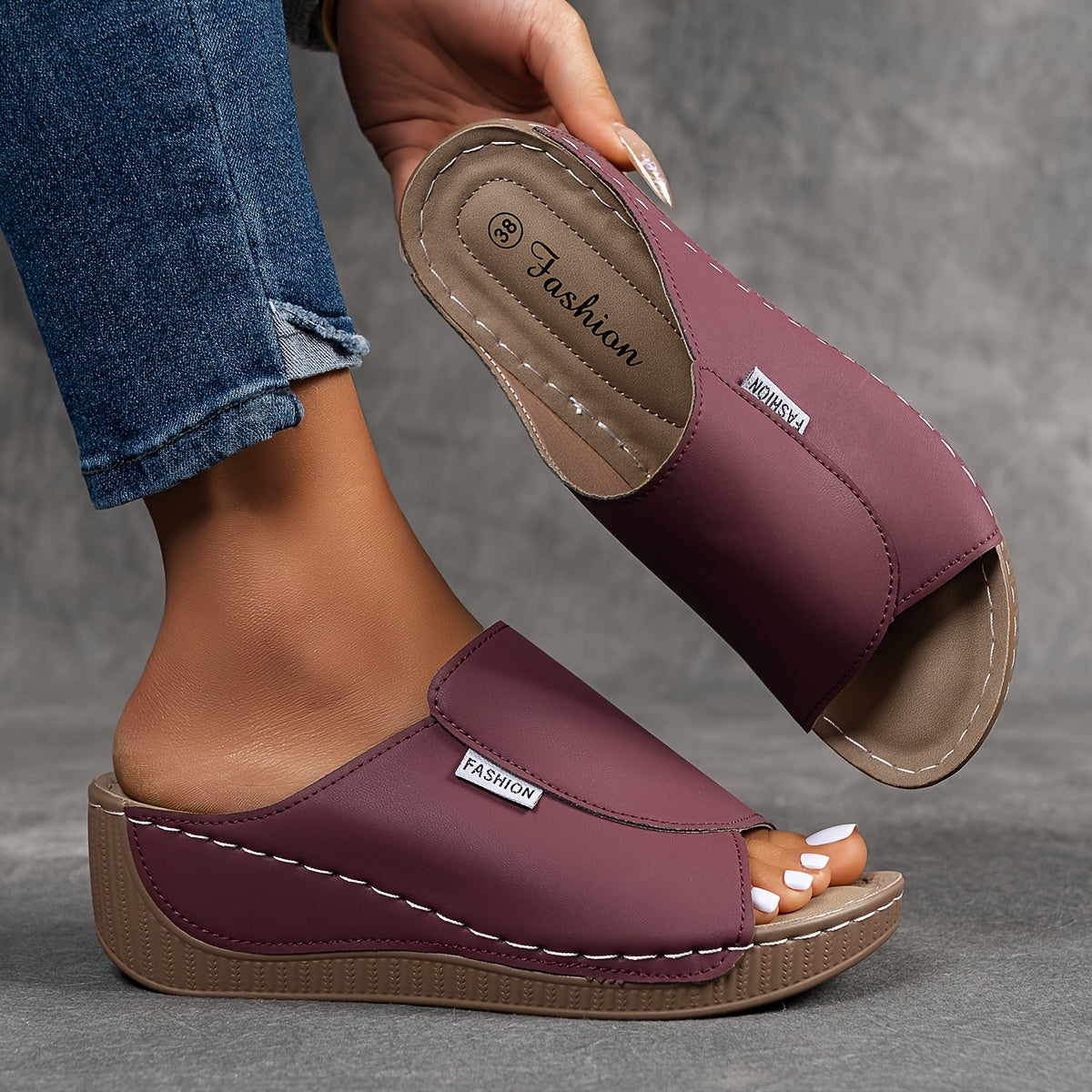 Sandalias de cuero burdeos con plantilla con arco comfort y suela beige, tira ancha