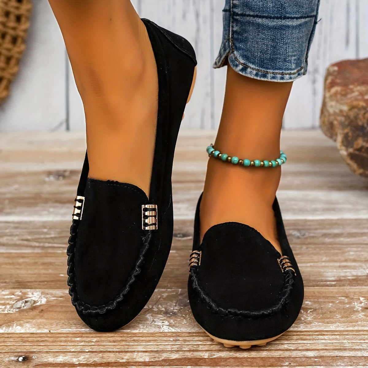 Bailarinas tipo mocasín Kaia de ante negro, con hebillas metálicas y costuras decorativas