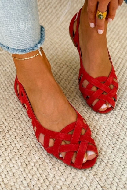 Sandalias rojas intrecciadas de tira cruzada, con puntera abierta y suela baja
