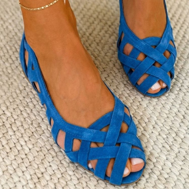 Sandalias trenzadas de ante azul con tiras cruzadas y puntera abierta