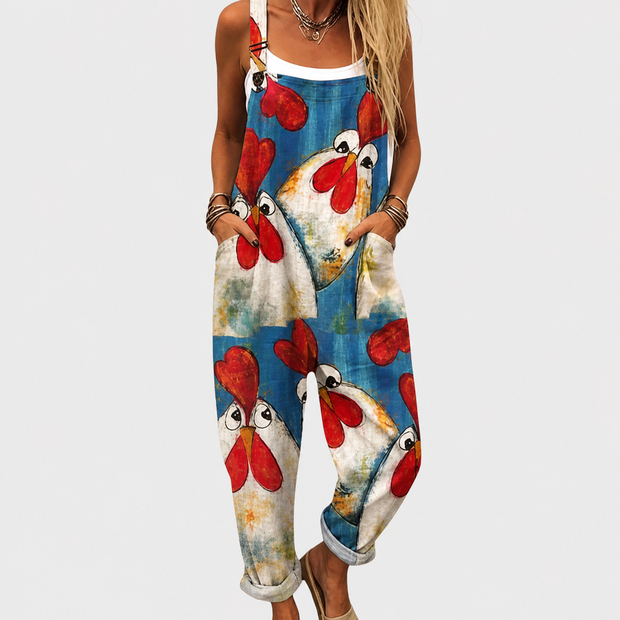 Salopeta de mujer con tirantes y estampado de perros y flores rojas.