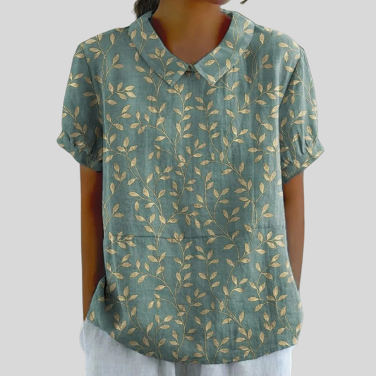 Blusa de manga corta verde con estampado floral de hojas y cuello en V