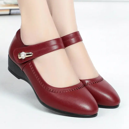 Zapatos de tacón medio burdeos, vista lateral, con hebilla decorativa en la tira