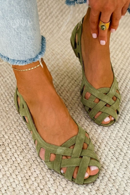 Sandalias de ante trenzado verde oliva con punta abierta y tiras cruzadas