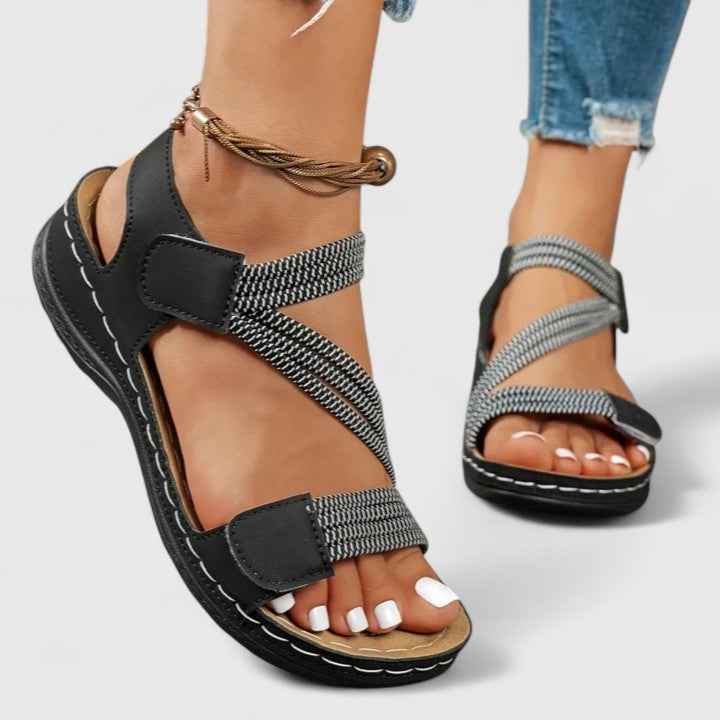 Sandalias ortopédicas elegantes Nina negras con pulsera elástica y cierre de velcro