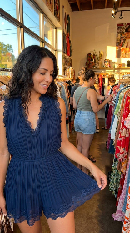 Vestido corto azul marino con escote en V de encaje y cintura elástica con vuelo