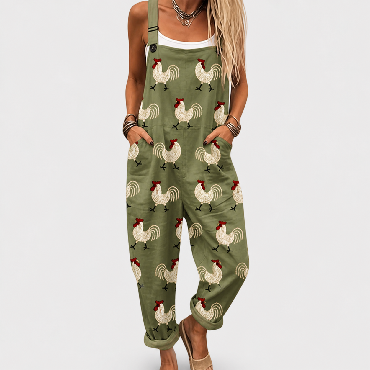 Salopette de mujer verde oliva con estampado de gallinas y tirantes ajustables