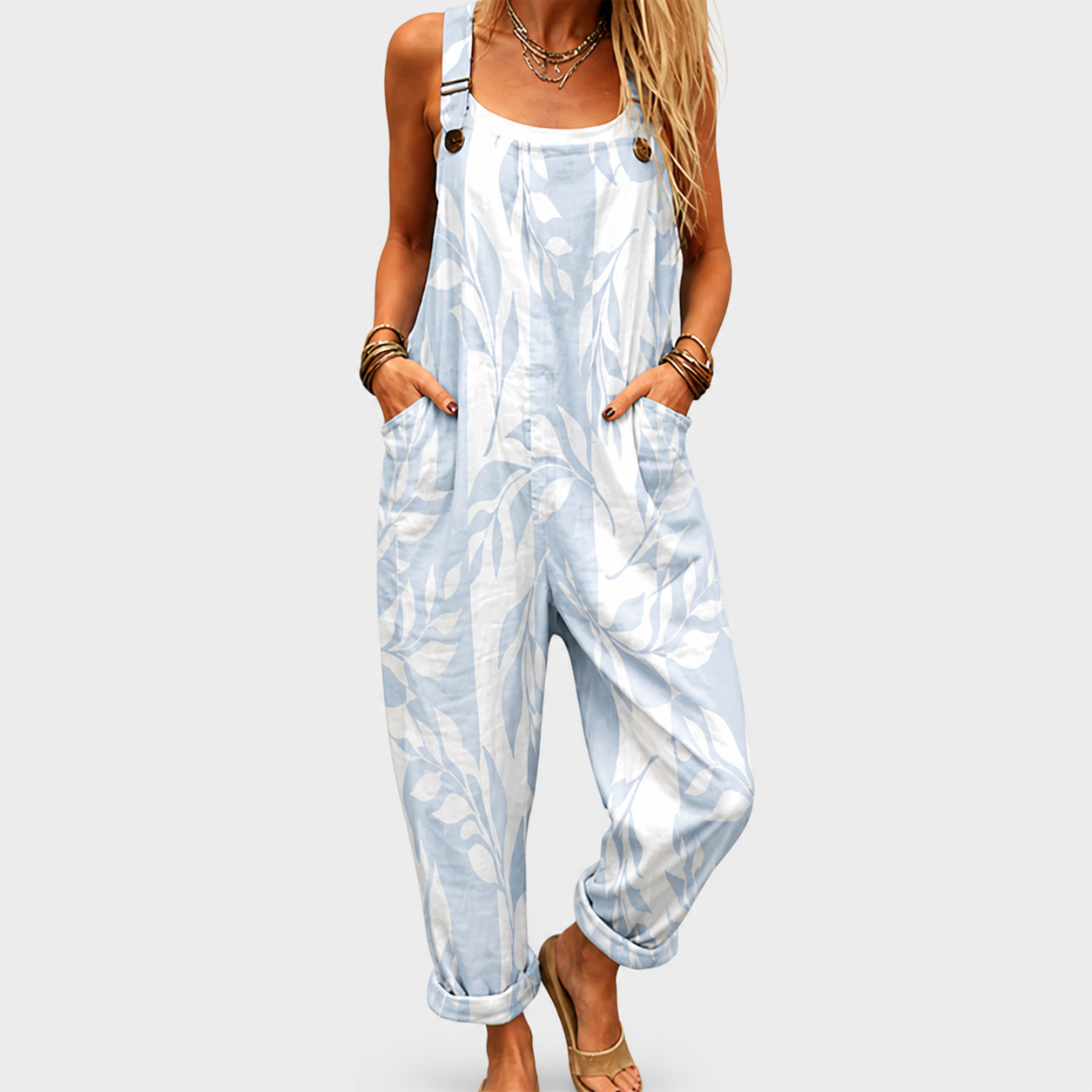 Salopeta de mujer azul claro con tirantes, botones y estampado, pierna amplia