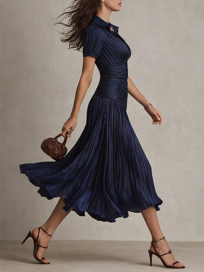 Vestido midi de satén azul oscuro con rayas verticales, escote pico y falda acampanada plisada