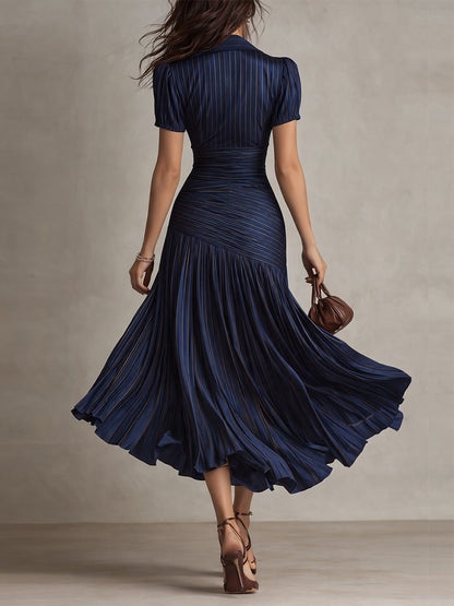 Vestido midi de satén azul oscuro con rayas, espalda entallada y falda plisada acampanada