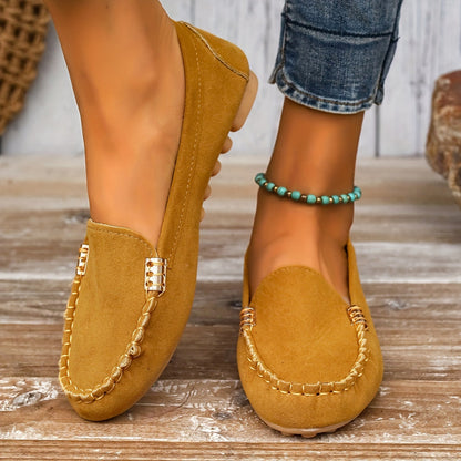 Bailarinas tipo mocasín Kaia de ante mostaza, con hebillas metálicas y borde cosido