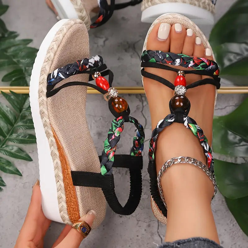 Sandalias negras con tiras trenzadas multicolor y cuentas rojas y marrones
