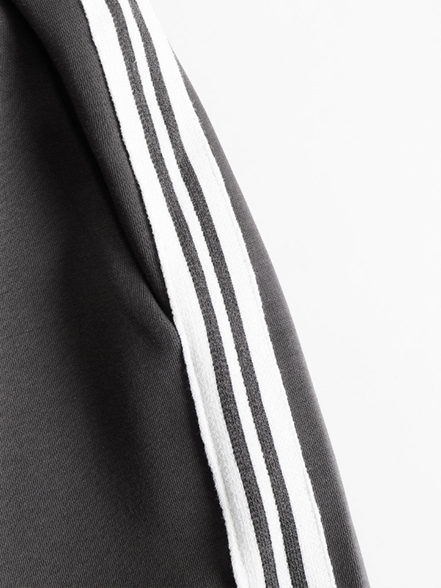 Detalle lateral de sudadera gris con dos rayas blancas en el tejido