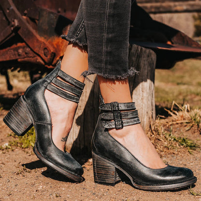 Zapatos de tacón negro con tiras dobles y hebilla, tacón cuadrado