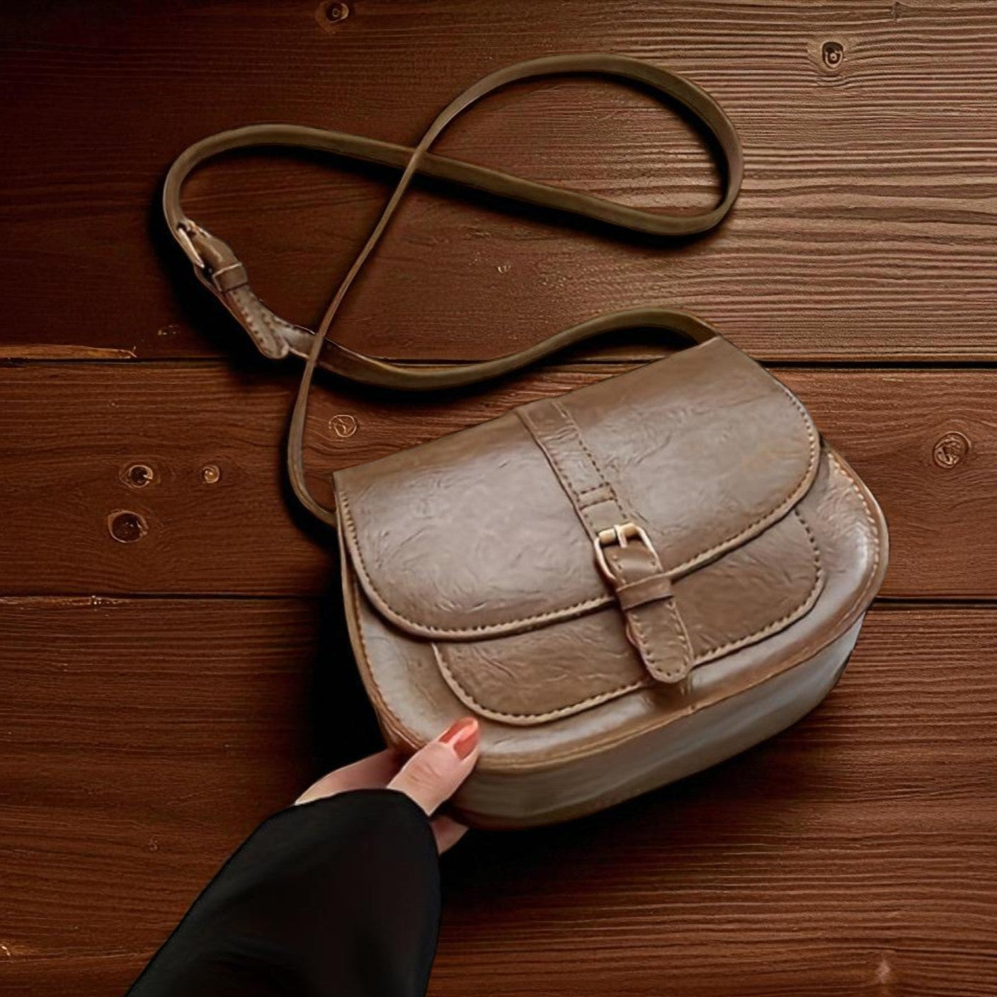 Bolso de hombro clásico de cuero beige claro con solapa y hebilla.