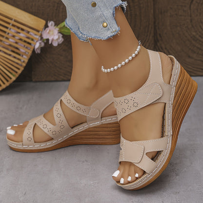 Sandalias ortopédicas beige con cuña de madera y pulsera de perlas al tobillo
