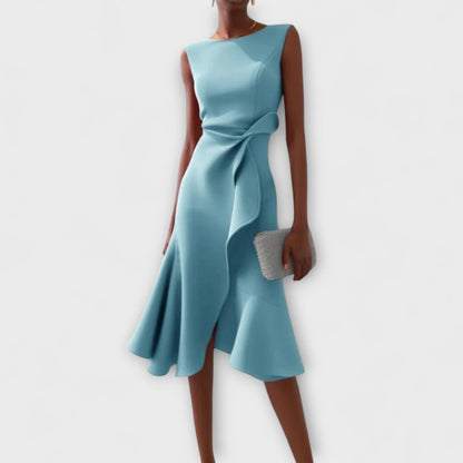 Vestido midi sin mangas azul claro con drapeado en la cintura y falda acampanada