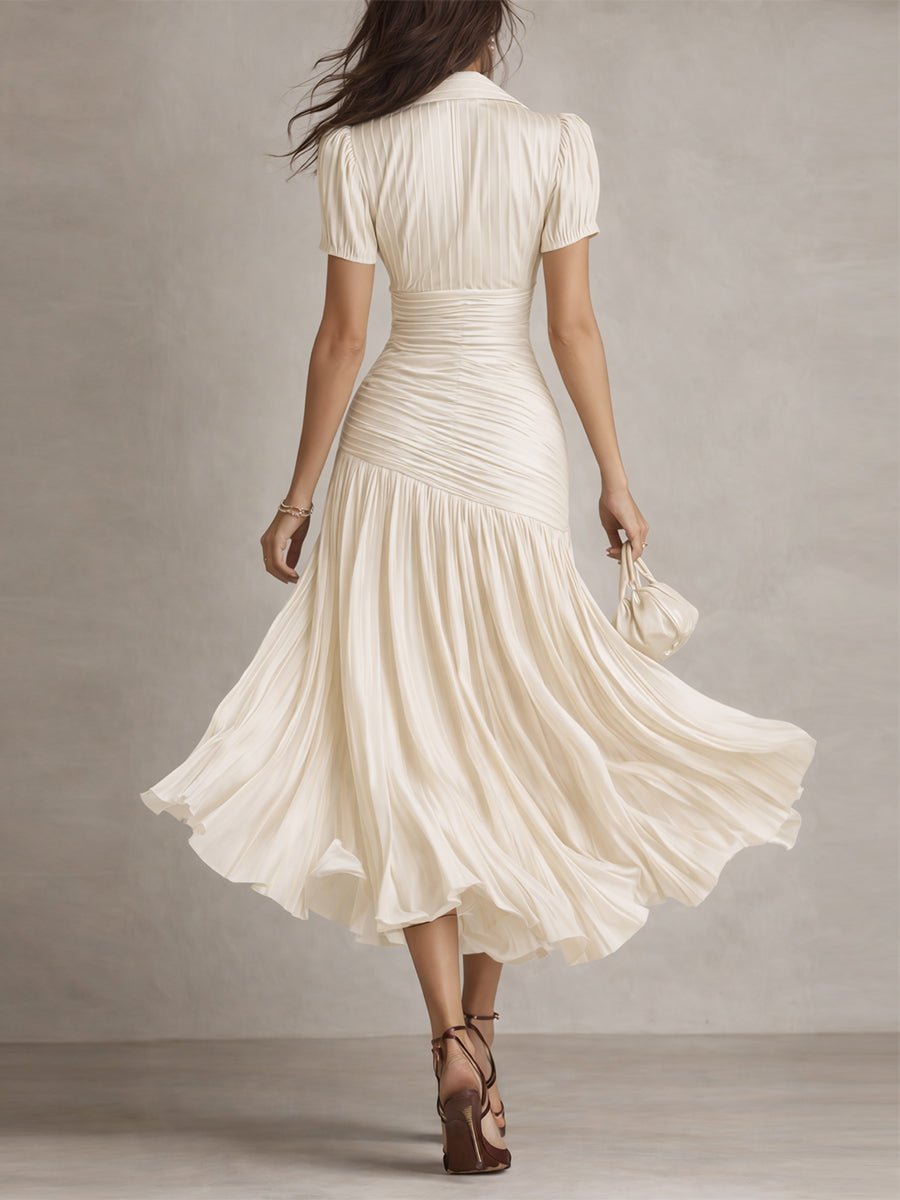 Vestido midi de satén blanco con rayas verticales, espalda entallada y falda plisada acampanada