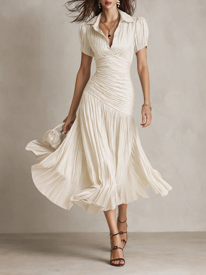 Vestido midi de satén blanco con rayas, escote pico, manga corta y falda plisada acampanada