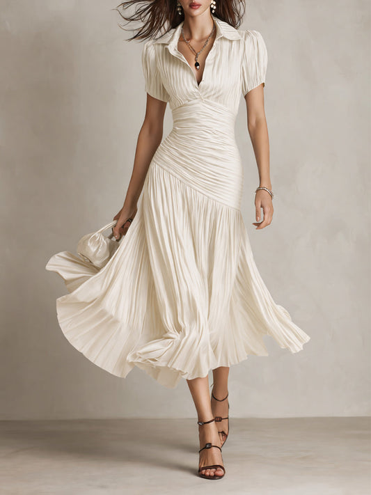 Vestido midi de satén blanco con rayas, escote pico, manga corta y falda plisada acampanada