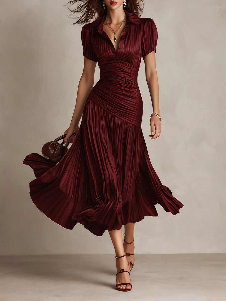 Vestido midi de satén burdeos con rayas, escote pico, manga corta y falda plisada acampanada