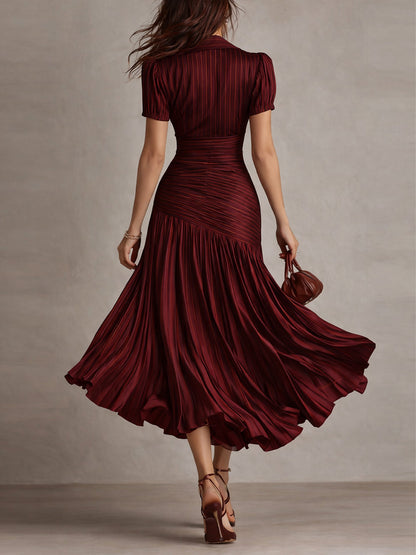 Vestido midi de satén burdeos con rayas, espalda entallada y falda plisada acampanada