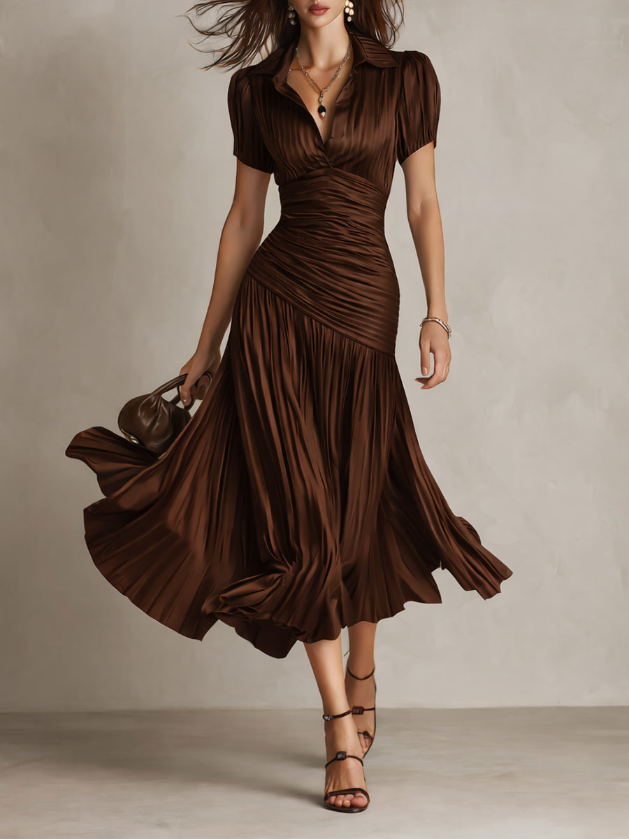 Vestido midi de satén marrón con rayas, escote pico, manga corta y falda plisada acampanada