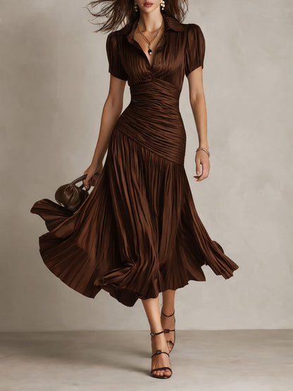 Vestido midi de satén marrón con rayas, escote pico, manga corta y falda plisada acampanada
