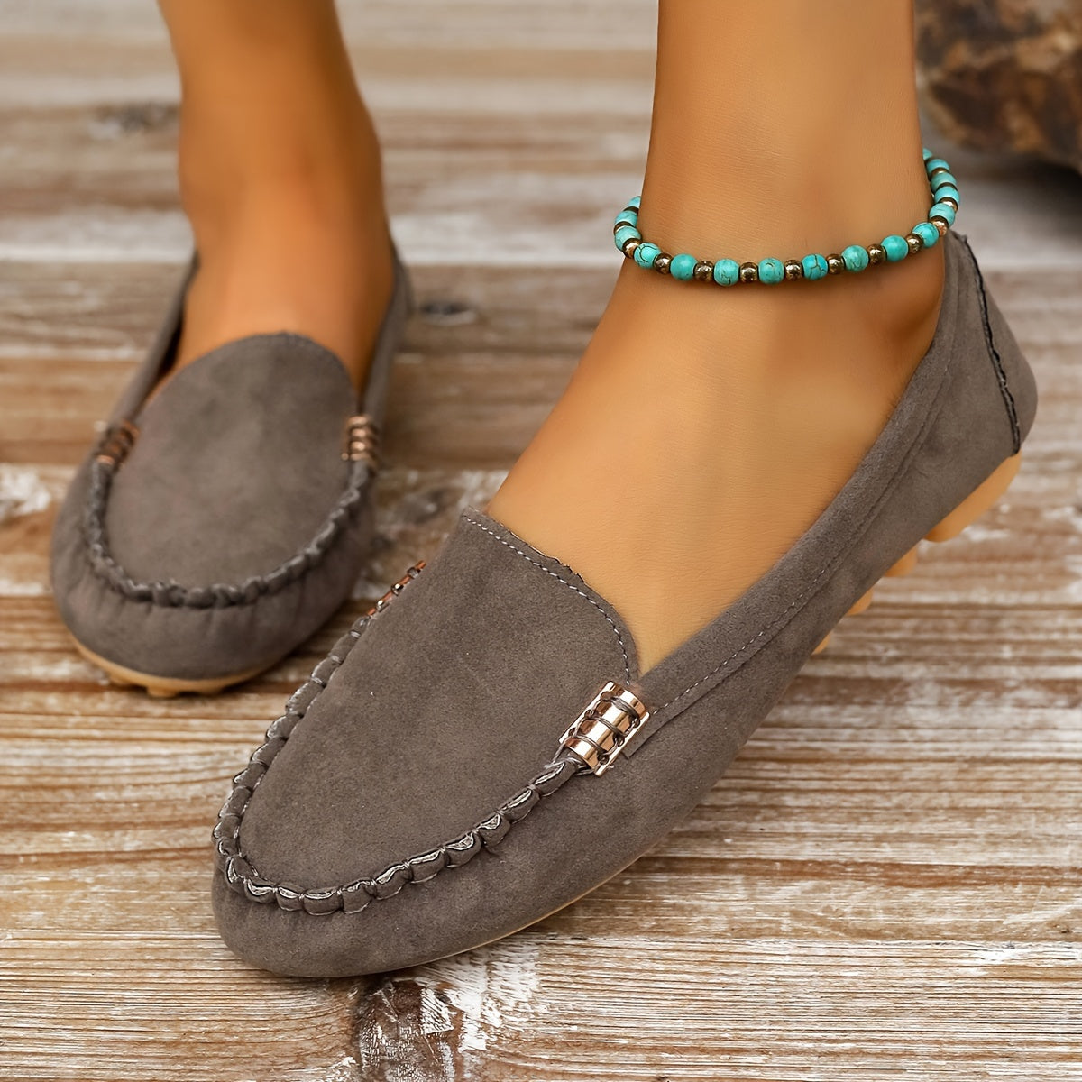 Bailarinas tipo mocasín Kaia de ante gris topo, con hebillas metálicas en la parte superior