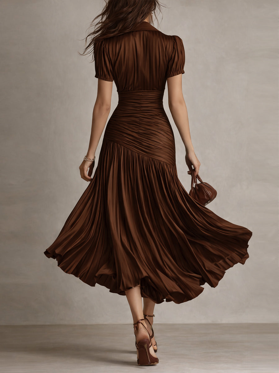 Vestido midi de satén marrón con rayas, espalda entallada y falda plisada acampanada