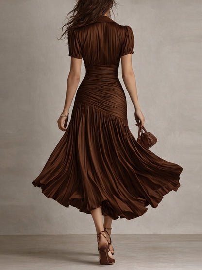 Vestido midi de satén marrón con rayas, espalda entallada y falda plisada acampanada
