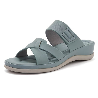 Sandalias de verano Iris azul claro con tira cruzada y hebilla cuadrada