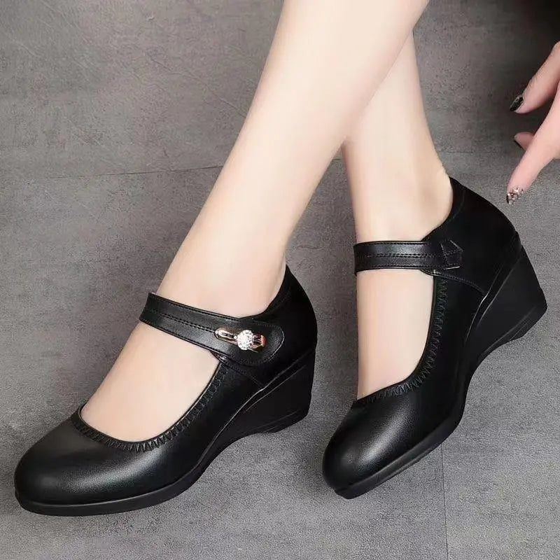 Zapatos de tacón medio negros con tira ajustable y adorno central metálico