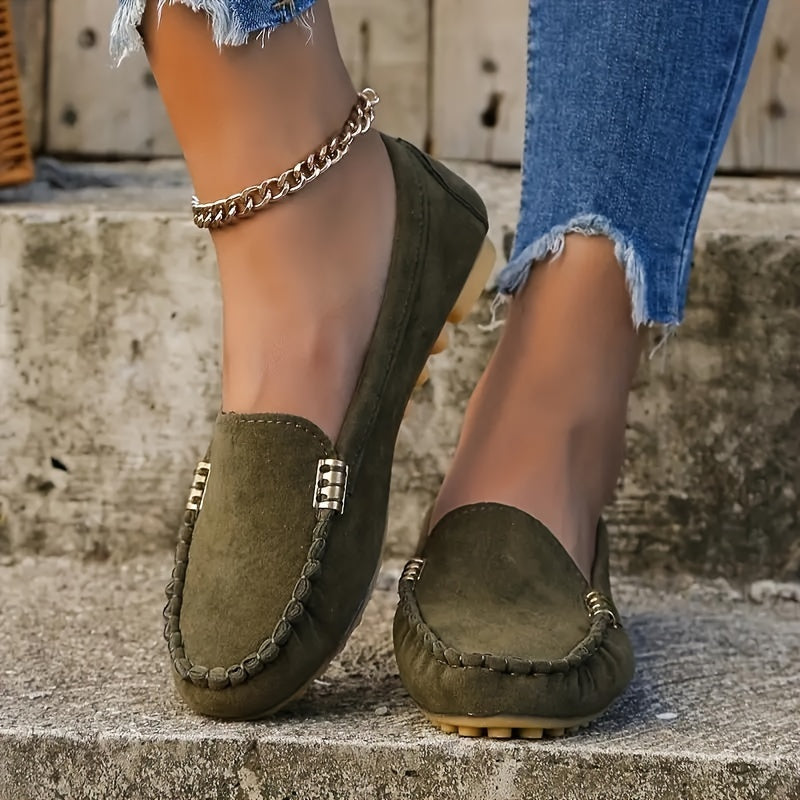 Bailarinas tipo mocasín Kaia de ante verde oliva, con hebillas metálicas en la pala