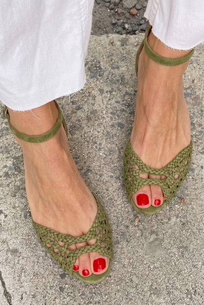 Sandalias verde oliva de punta abierta con trenzado y pulsera en el tobillo