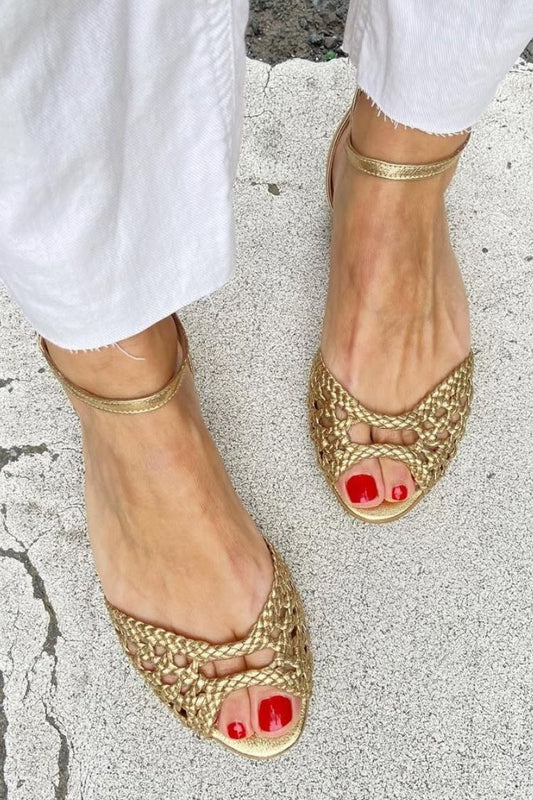 Sandalias intrecciadas doradas con punta abierta y pulsera ajustable al tobillo