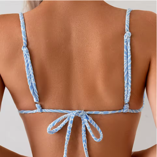Espalda del bikini azul claro con tirantes y lazo central tipo cordón