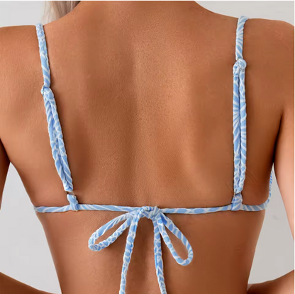 Espalda del bikini azul claro con tirantes y lazo central tipo cordón