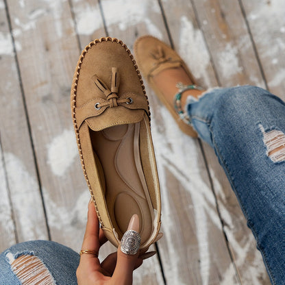 Mocasín de cuero marrón con lazada y costuras, estilo casual