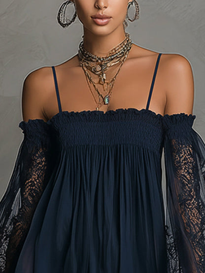 Vestido mini azul marino con escote off-shoulder fruncido y tirantes finos