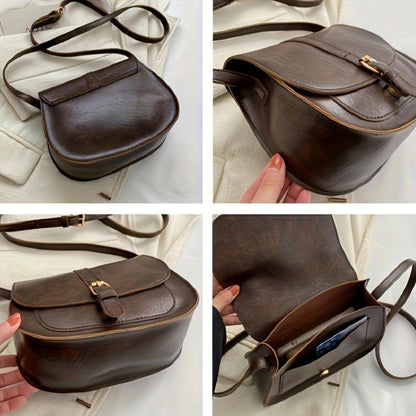Bolso de hombro clásico de cuero marrón oscuro con correa y cierre frontal.