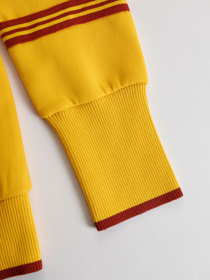 Pantalón de punto acanalado amarillo con ribete granate en el bajo